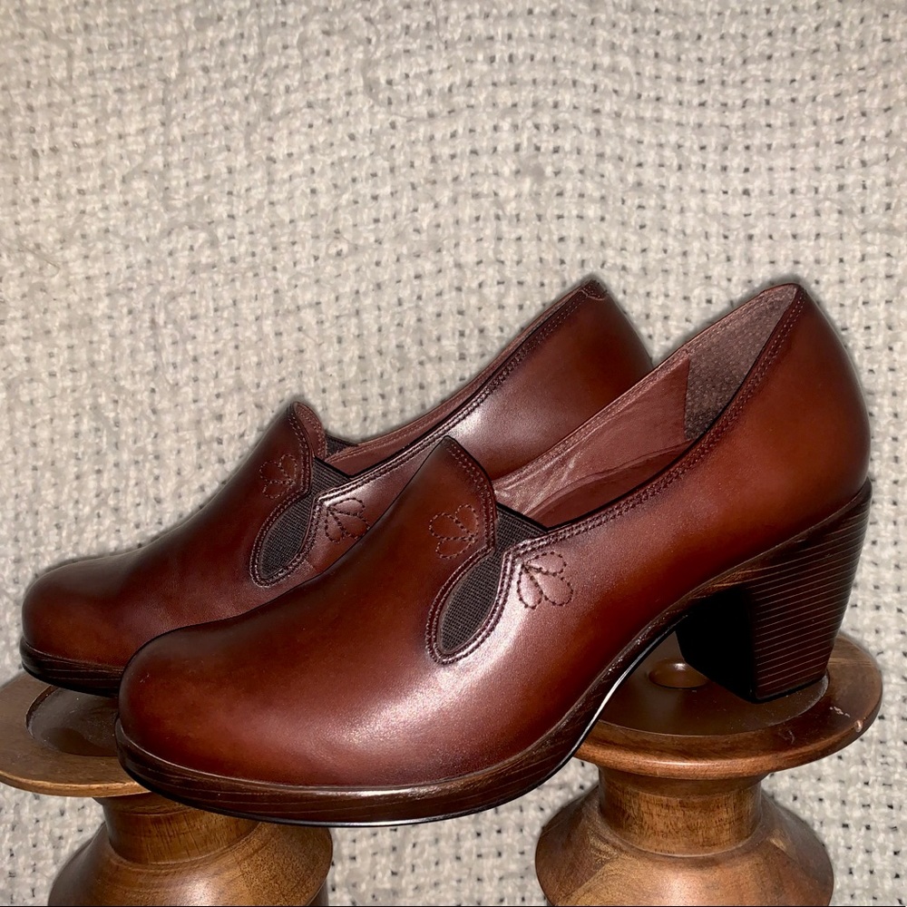 Dansko slip on heeled shoe 👞 ✨
